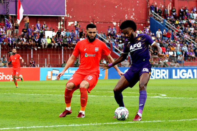 Penyerang Persik Kediri Joanderson saat tengah mendapatkan kawalan dari pemain Borneo FC dalam lanjutan pekan ke-4 Liga 1, kasta tertinggi Liga Indonesia 2022-2023, di Stadion Brawijaya pada Jumat (12/8/2022).