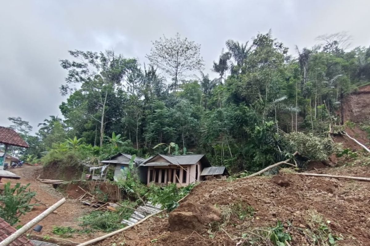 Foto-foto: Lokasi bencana longsor dan 54 warga atau 17 kepala keluarga di Desa Cukangjayaguna, Kecamatan Sodonghilir, Kabupaten Tasikmalaya, Jawa Barat, terpaksa mengungsi akibat rumahnya diterjang longsor sepekan lalu sampai Kamis (23/11/2023).