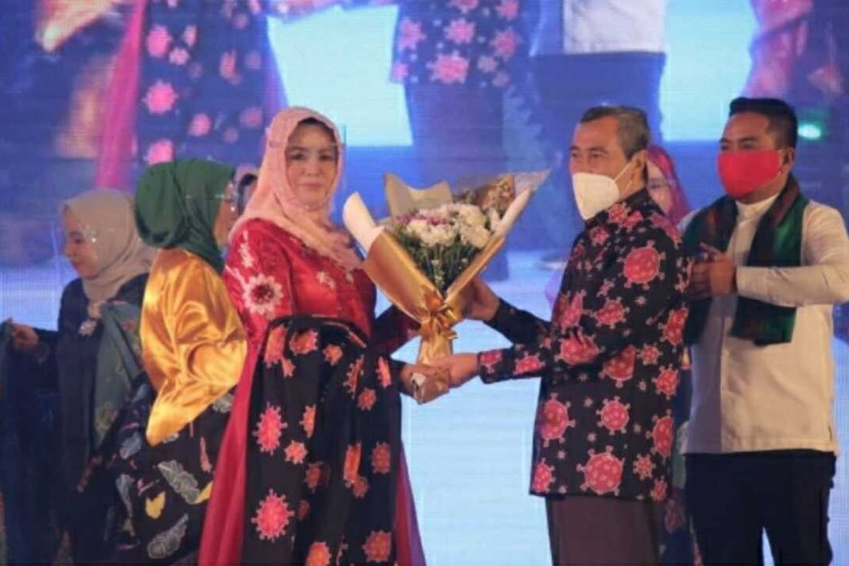 Gubernur Riau Syamsuar memakai baju batik bermotif gambar virus corona yang dibuatkan sang istri Misnarni Syamsuar saat menghadiri dan melaunching Yayasan Pesona Kreasi Riau di Hotel Premiere Pekanbaru, Riau, Jumat (19/2/2021).Dok Pemprov Riau