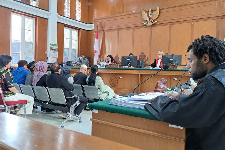 Brigita Manohara (Baju Hijau Sage) duduk paling ujung kanan saat hadir sebagai saksi kasus suap dan gratifikasi Ricky Ham Pagawak di Ruang Haripin Tumpa Pengadilan Negeri (PN) Tipikor Makassar, Sulsel, Rabu (4/10/2023)