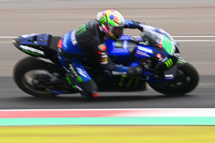 Pembalap Monster Energy Yamaha Franco Morbidelli memacu sepeda motornya saat sesi tes pramusim MotoGP 2022 di Pertamina Mandalika International Street Circuit, Lombok Tengah, NTB, Jumat (11/2/2022). Sesi tes pramusim di sirkuit Mandalika tersebut akan berlangsung hingga Minggu (13/2/2022).