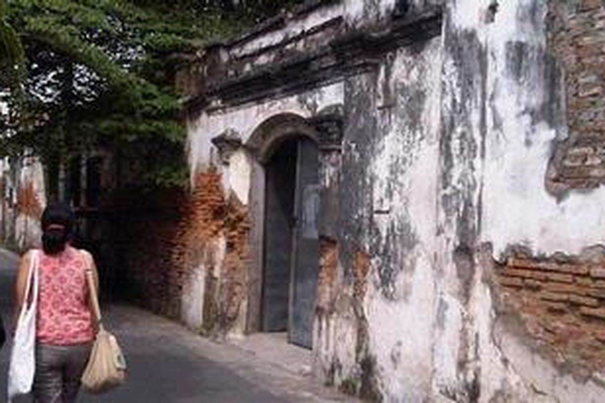 Para pengunjung menyusuri kampung Laweyan yang memiliki arsitektur khas.