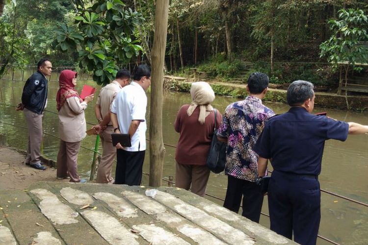 Kepala UPT Stasiun Karantina Ikan Batam Agung Sila saat melihat kolam yang didalamnya terdapat ikan arapaima dan ikan aligator, yang merupakan ikan berbahaya dan ikan yang dilarang untuk dirawat, dipilhara, diperjual belikan hingga dilepasliarkan, Rabu (11/7/2018)