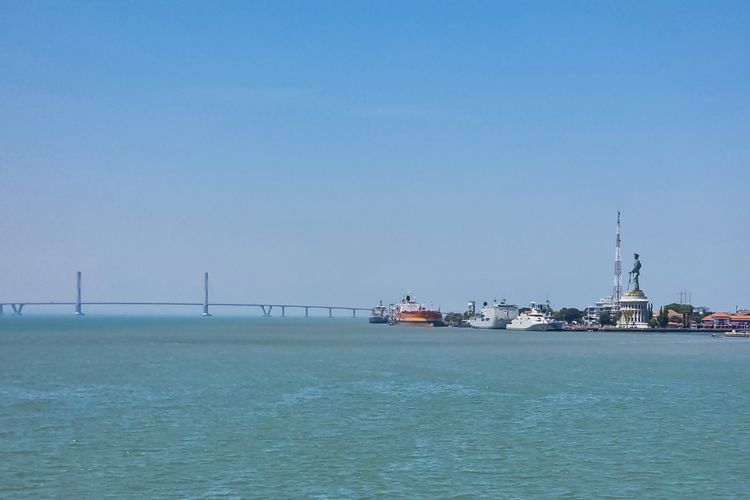 Jembatan Suramadu Dilihat dari Kapal KM Kirana VII tujuan Surabaya-Lombok, Minggu (27/8/2023).