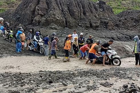 Jembatan Gladak Perak Putus Diterjang Awan Panas Semeru, Warga Seberangi Sungai, Antre 3 Jam