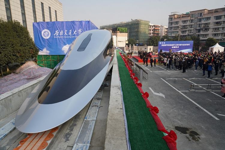 Orang-orang mengunjungi purwarupa kereta maglev (magnetic levitation) saat peresmian di Chengdu, Provinsi Sichuan, China, pada 13 Januari, 2021. 