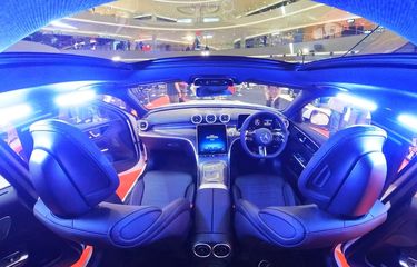 Cermin Gaya Hidup dan Karier di Balik Kemudi Mercedes-Benz C ...