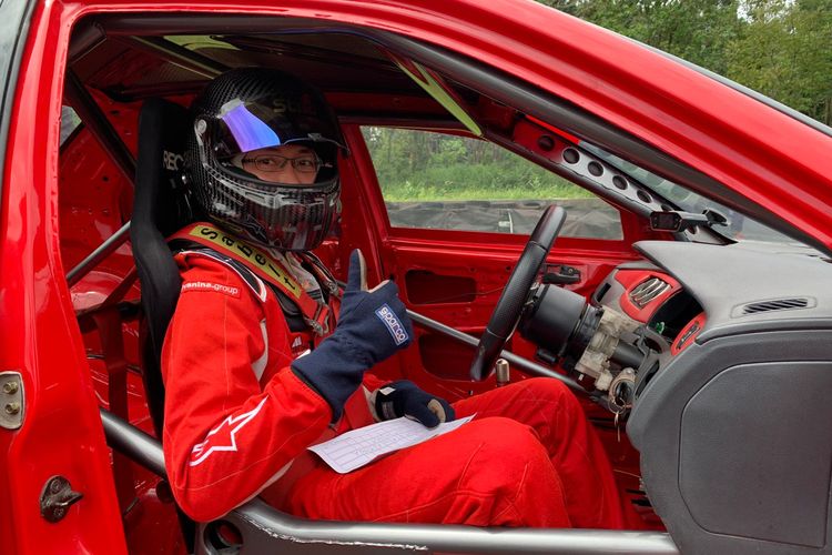 Stefen Teo saat di balik kemudi Lancer Evolution VIII