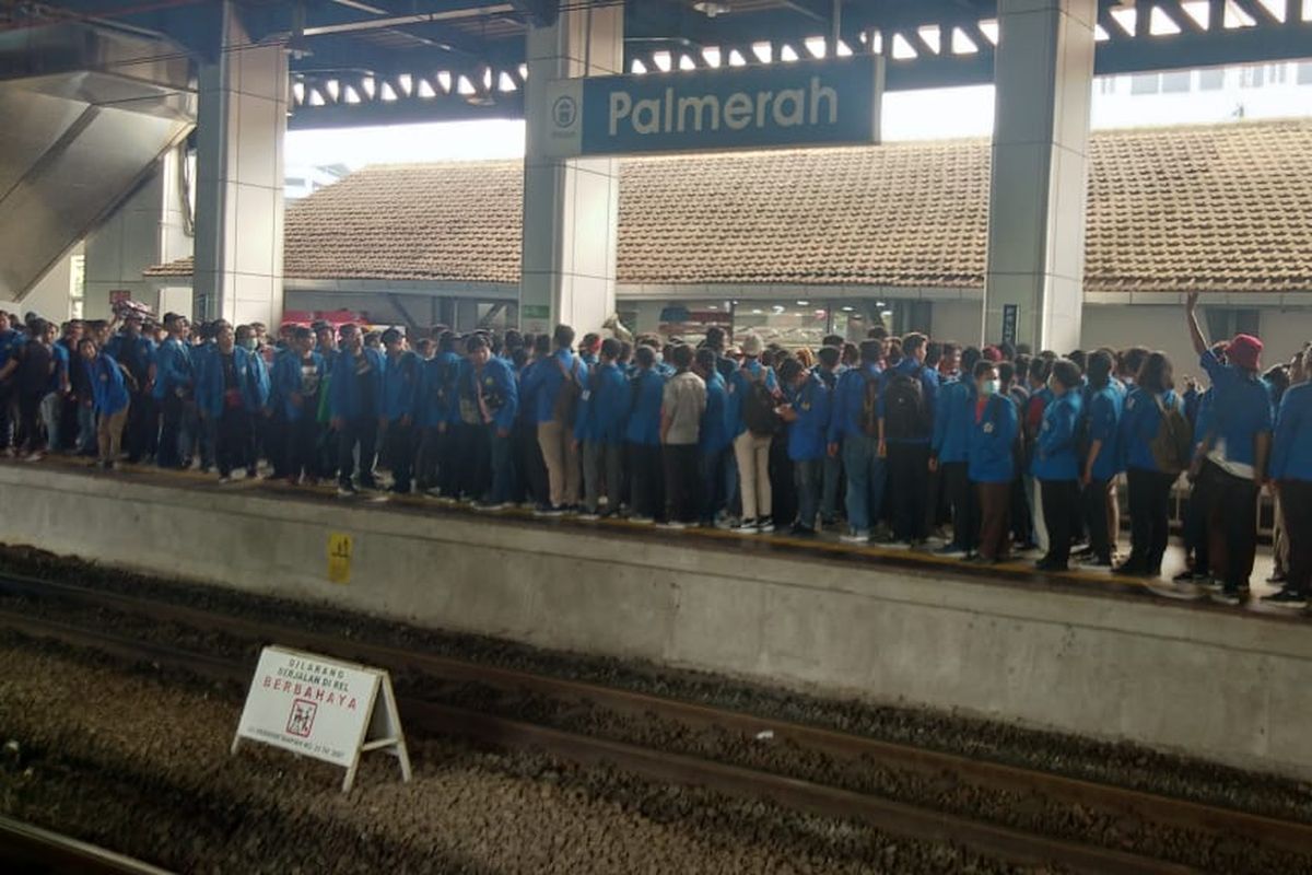 Ratusan mahasiswa memenuhi Stasiun Palmerah, Selasa (24/9/2019).