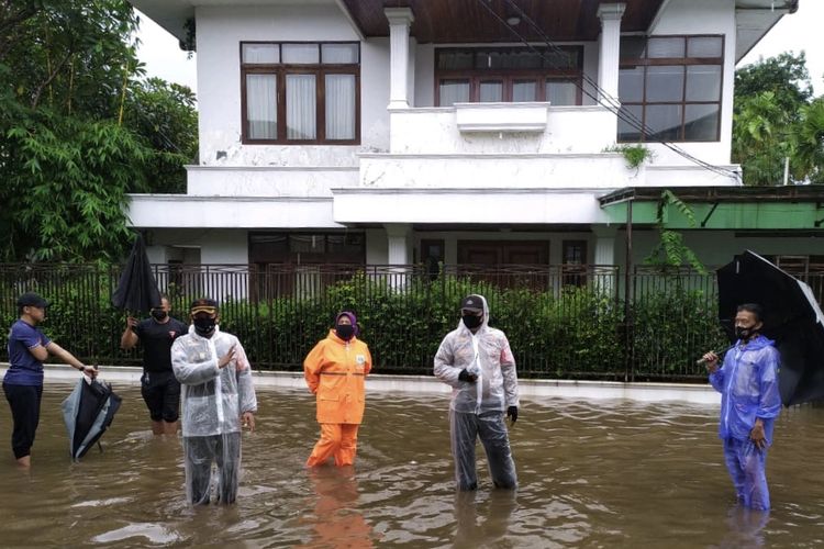 Banjir turut merendam bagian depan rumah Kapolri Jenderal Listyo Sigit Prabowo di Komplek Polri, Mampang Prapatan, Jakarta Selatan pada Rabu (18/2/2021) siang.