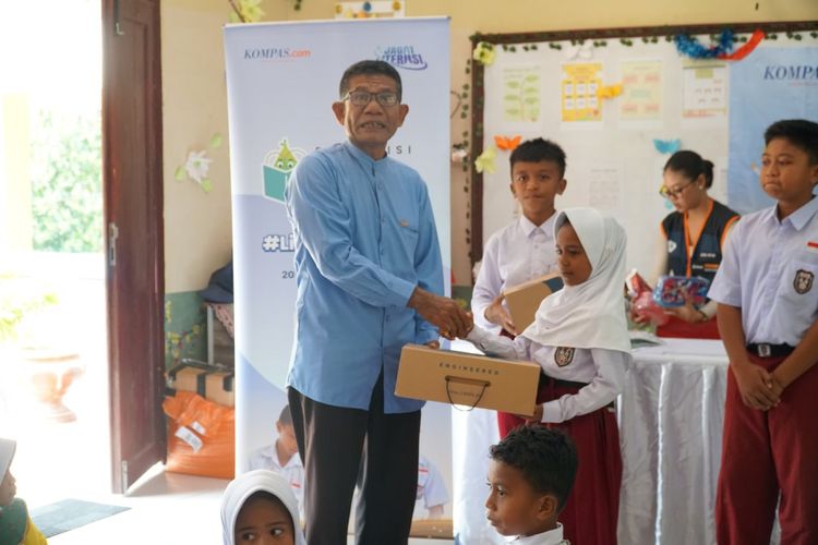 Berhasil Rakit Lampu dalam 20 Menit, Siswi Kelas 1 SDN 2 Maitara Dapat Sepatu