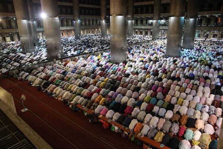 ILUSTRASI - Umat Muslim melaksanakan shalat tarawih pertama di Masjid Istiqlal, Jakarta Pusat, Minggu (5/5/2019). Pemerintah melalui Kementerian Agama (Kemenag) telah menetapkan 1 Ramadhan 1440 Hijriah jatuh pada Senin (6/5/2019).