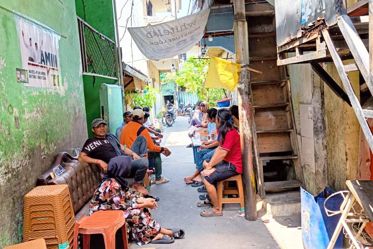 Suasana rumah duka Kurniawan alias Awan (11) di Gang V, Jalan Muara Baru, Penjaringan, Jakarta Utara, Kamis (14/12/2023).