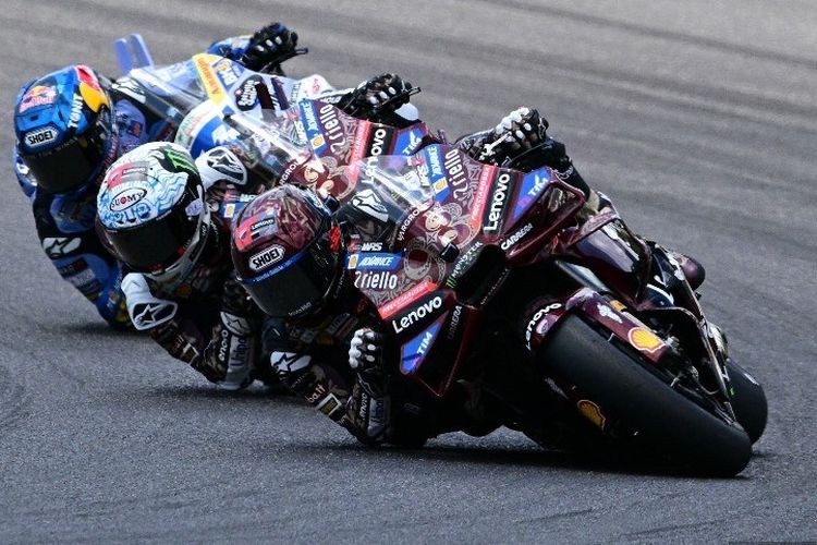 Marc Marquez (paling depan) makin mengamankan posisinya di puncak klasemen MotoGP 2025 setelah menjadi pebalap tercepat di balapan utama dan sprint race MotoGP Italia 2025 pada akhir pekan 21-22 Juni 2025.