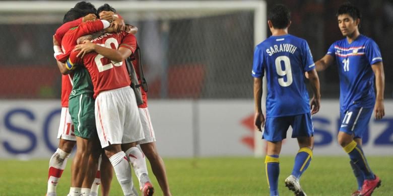 Para pemain timnas Indonesia merayakan kemenangan atas Thailand pada partai fase grup Piala AFF 2010 di Stadion Utama Gelora Bung Karno, 7 Desember 2010.