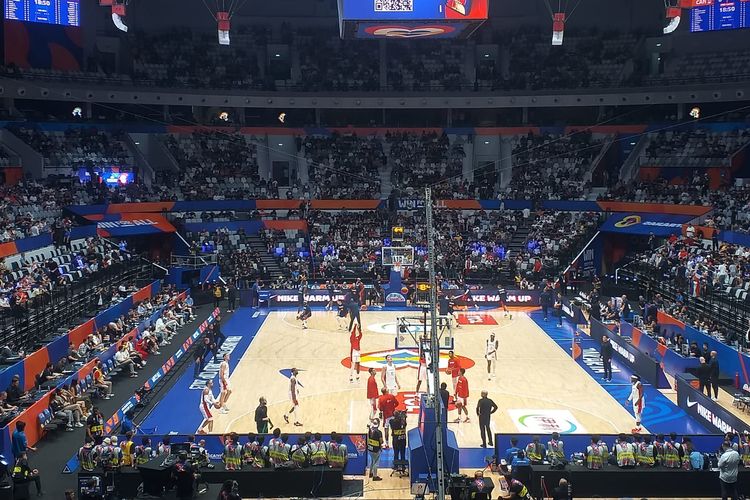 Suasana laga Kanada vs Perancis pada laga FIBA World Cup 2023 di Indonesia Arena, Senayan, Jakarta, Jumat (25/8/2023).