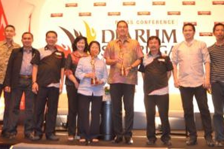 Ketua Umum PBSi, Gita Wirjawan bersama Achmad Budiharto (Superliga) dan Budi Dharmawan (Djarum Foundation) dan para manajer peserta Djarum Superliga Badminton 2014.
