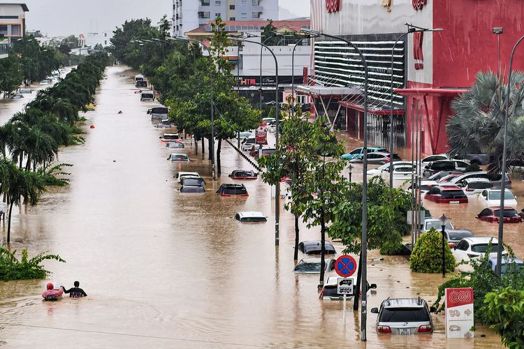 Penampakan banjir Vietnam yang merendam kendaraan serta bangunan di Nha Trang, Provinsi Khanh Hoa, 20 November 2025. Banjir Vietnam kali ini menewaskan sedikitnya 98 orang.