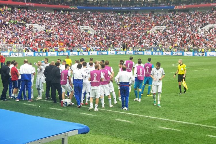 Suasana bangku cadangan timnas Rusia pada laga antara Spanyol melawan Rusia babak 16 besar Piala Dunia 2018 di Stadion Luzhniki, Minggu (1/6/2018)