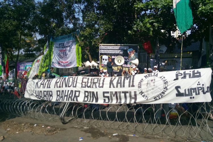 Massa pendukung Bahar Bin Smith terlihat berkerumun didepan Gedung Dinas Perpustakaan dan Arsip Kota Bandung tepatnya di Jalan Seram, menunggu putusan sidang.