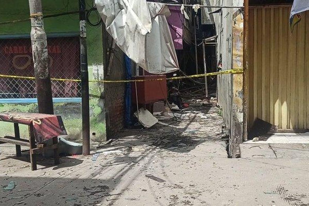 Kondisi sumber ledakan di rumah warga di Jalan D Teluk Gong, RT 010 RW 017 Kelurahan Pejagalan, Kecamatan Penjaringan, Jakarta Utara, Selasa (2/2/2021).