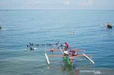 HUT RI, Bendera Merah Putih Terbentang di Bawah Laut Botubarani Gorontalo