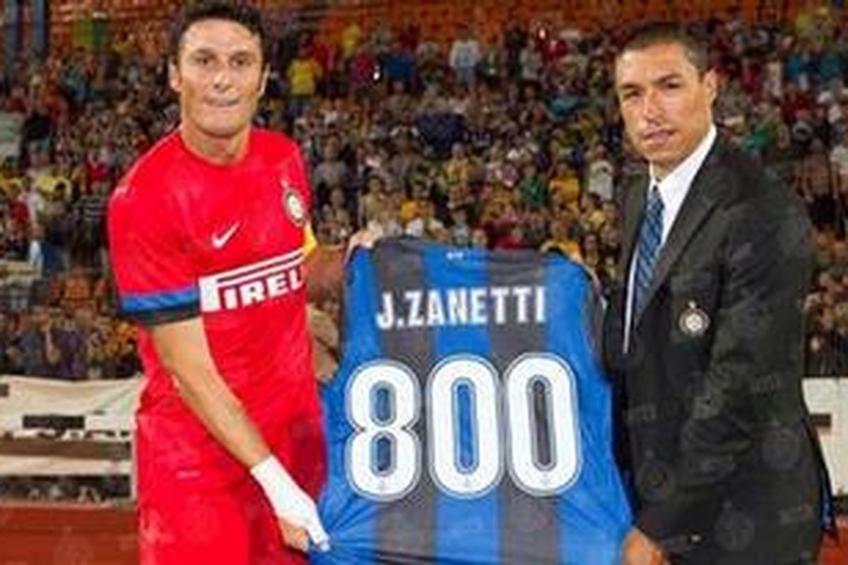 Javier Zanetti merayakan penampilan ke-800 bersama Inter Milan, yaitu pada leg pertama play-off Liga Europa melawan Vaslui, di Stadionul Ceahlaul, Kamis (23/8/2012). 