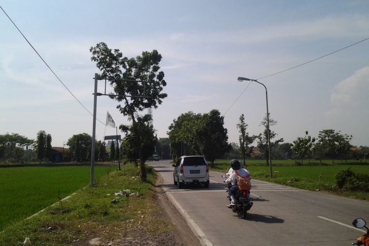 Rambu petunjuk jalan di jalan tembus Mataram Kendal hilang. 