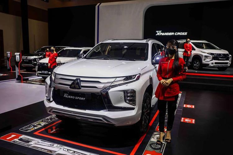  Suasana pameran mobil di stand Mitsubishi yang dipamerkan dalam Jakarta Auto Week (JAW) 2022, Jakarta Convention Center (JCC), Senayan, Jakarta Pusat, Sabtu (12/3/2022). 
