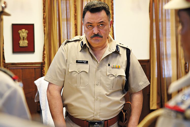 Rishi Kapoor berperan sebagai seorang polisi dalam film Aurangzeb (2013).