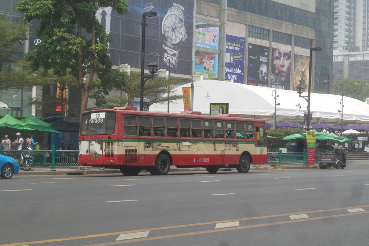 Salah satu bus kota yang sedang melintas di jalanan Bangkok, Thailand.