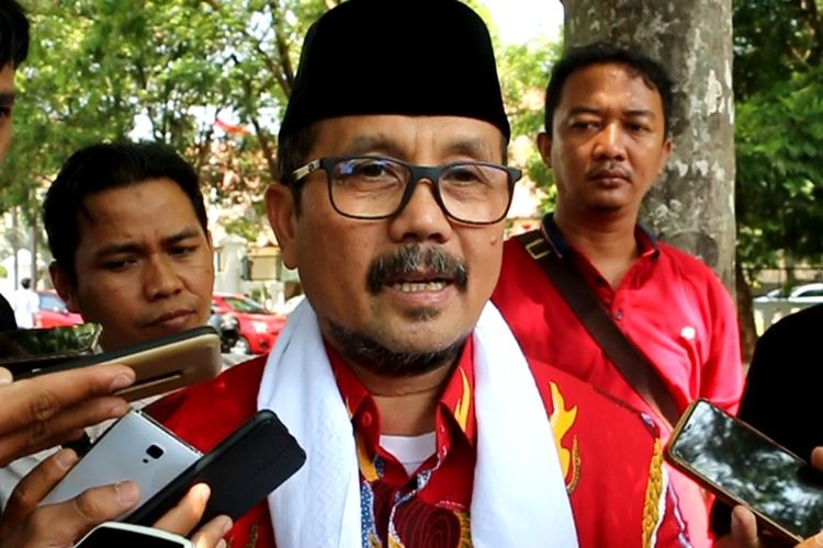 Imron Rosyadi, pelaksana tugas Bupati Cirebon menanggapi rencana perpindahan Ibu Kota Provinsi Jawa Barat, di Halaman Masjid Agung Sumber, Jumat (30/8/2019). Dia menyebut Cirebon sebagai Ibu Kota Provinsi Jawa Barat yang tepat.