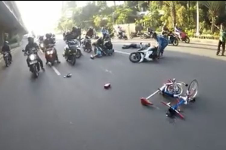 Beredar sebuah video yang berisi seorang pesepeda ditabrak motor di sebuah jalan raya di grup percakapan Whatsapp.