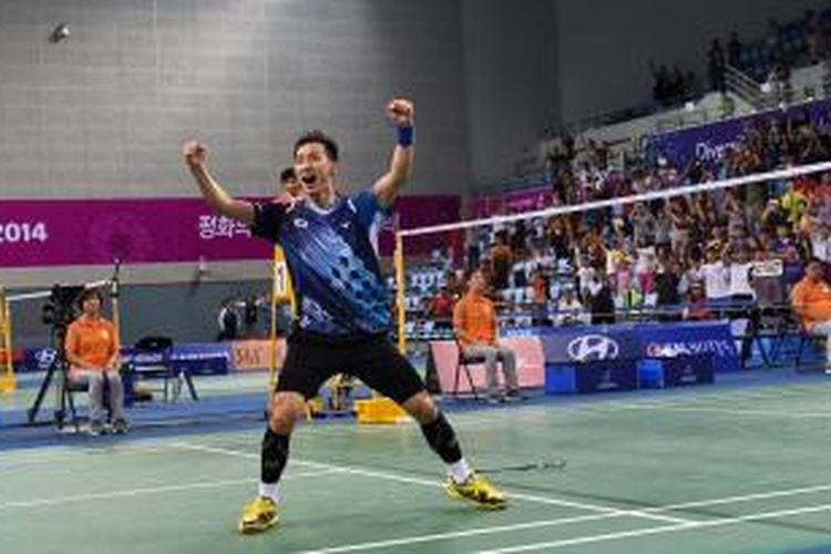 Pebulu tangkis tunggal putra Korea Selatan, Lee Hyun-il, merayakan kemenangannya atas pemain Tiongkok, Gao Huang, pada laga kelima final beregu putra Asian Games 2014 di Asian Games 2014, Selasa (23/9/2014).