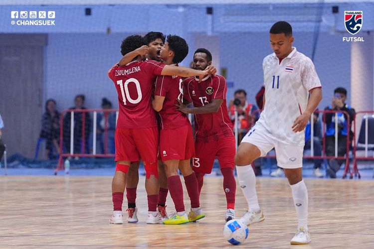 Para pemain Timnas Futsal Indonesia merayakan gol pada pertandingan penentuan SEA Games 2025 Timnas Futsal Indonesia vs Thailand yang bergulir di Nonthaburi Sports Complex Gymnasium pada Jumat (19/12/2025).