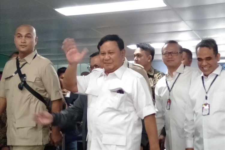 Prabowo Subianto terlihat di Stasiun MRT Lebak Bulus Jakarta Selatan Sabtu (13/7/2019)