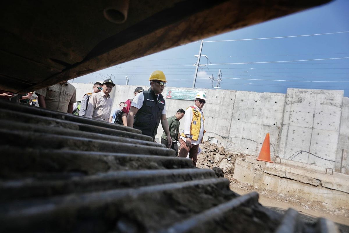 Gubernur Jawa Barat Ridwan Kamil saat melakukan inspeksi pengaspalan jalan provinsi yang melintasi Desa Mekarsari di Kecamatan Ngamprah, Kabupaten Bandung Barat, Selasa (16/5/2023).