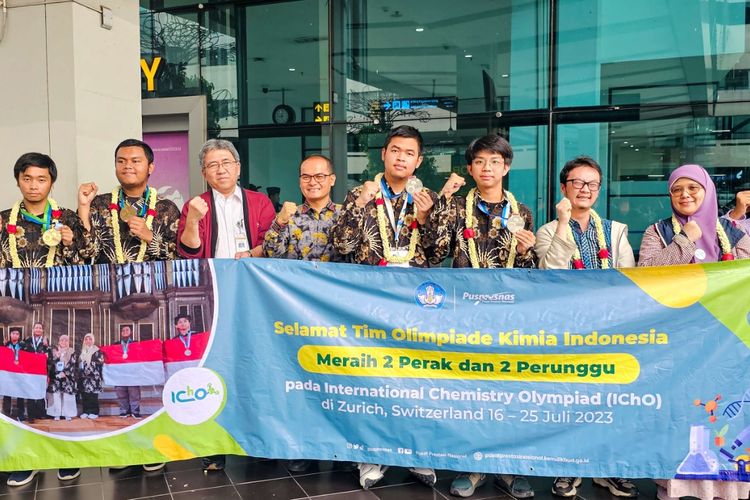 Sebanyak empat siswa Indonesia meraih empat medali di ajang Olimpiade Kimia Internasional atau International Chemistry Olympiad (IChO) ke-55 di Swiss pada 16-25 Juli 2023.