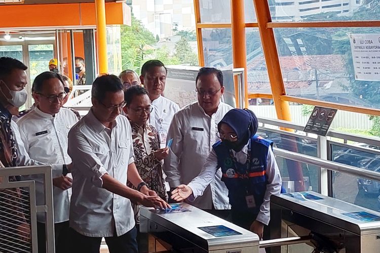 Penjabat Gubernur DKI Jakarta Heru Budi Hartono secara simbolis meresmikan Skywalk Kebayoran, Jakarta Selatan, Jumat (27/1/2023).