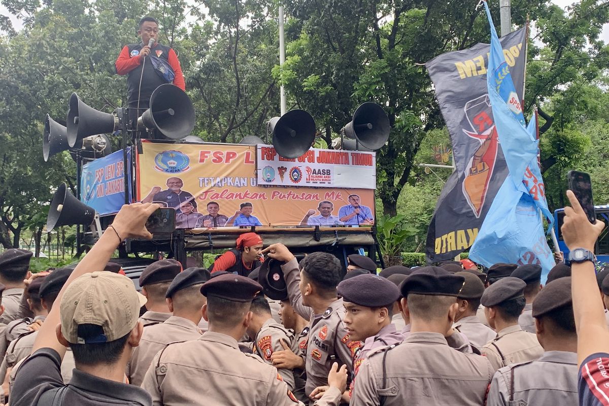 Massa Buruh dan Polisi Saling Dorong di Depan Balai Kota Jakarta