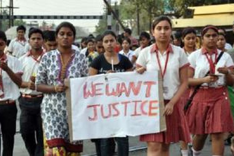 Siswa sekolah Convent of Jesus and Mary School berunjuk rasa memprotes perkosaan sekelompok orang atas seorang biarawati berusia sekitar 70 tahun di Ranaghat, Benggal Barat, India Timur, Sabtu (14/3/2015). 