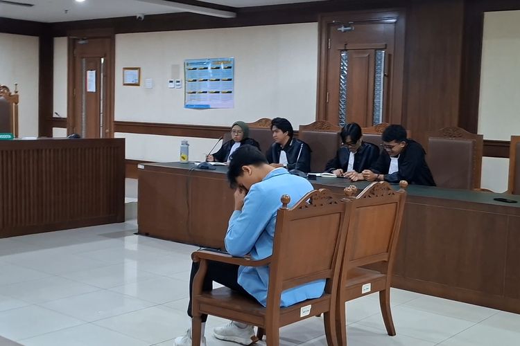 Khariq Anhar Tertunduk Lesu usai Dituntut 6 Bulan Penjara di Kasus Meme 