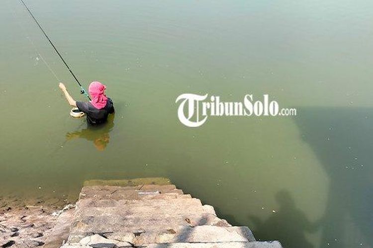 Proses pencarian Eko Sularno, pemuda 23 tahun yang tenggelam saat berusaha mencari hapenya yang jatuh ke air di Waduk Kembangan, Sragen, Jawa Tengah, Jumat (16/6/2023).