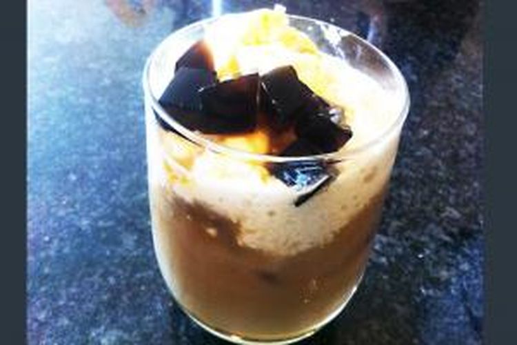 Es Kopi Karamel dengan Susu Kedelai