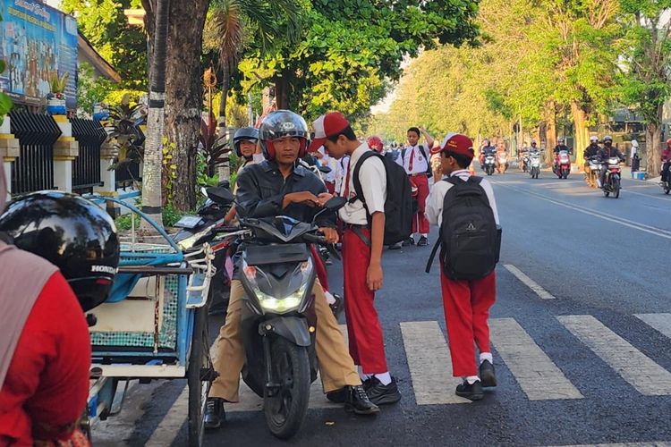 Ketika Ayah Mengantar Anak di Hari Pertama Sekolah, Anak Merasa Aman