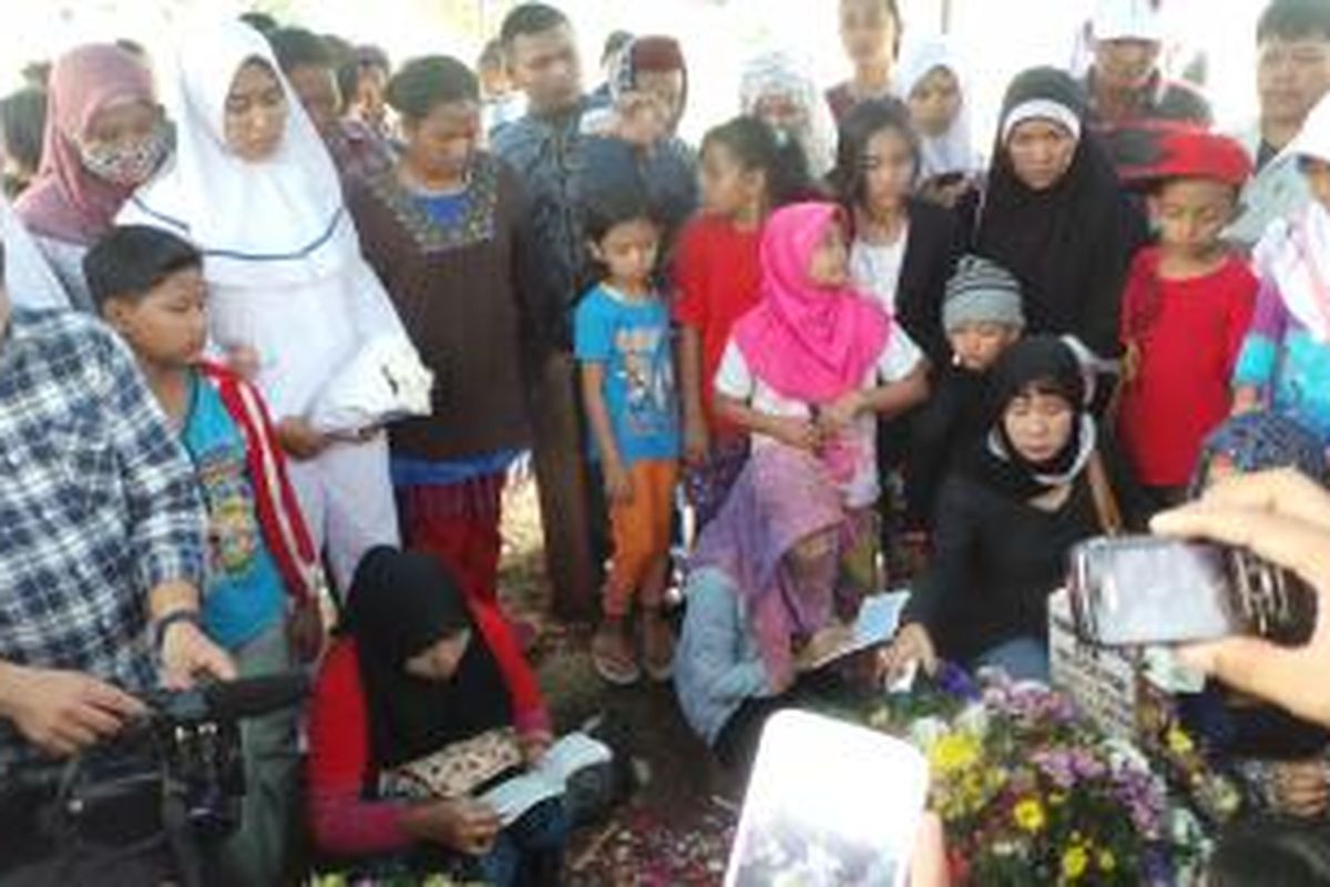 Makam Olga Syahputra dipenuhi oleh pelayat. Minggu (29/3/2015).