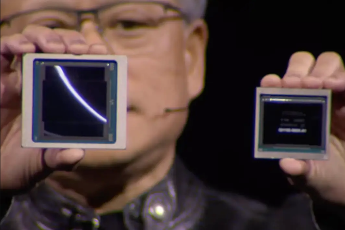 CEO Nvidia, Jensen Huang memamerkan chip AI Blackwell buatan perusahaannya.