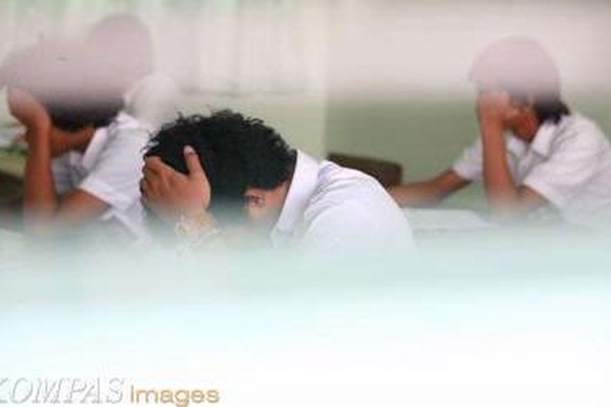 Ilustrasi: Bila sebelumnya tiap sekolah hanya berpasangan dengan satu sekolah untuk tukar pengawas ruang, dengan sistem total random acak penuh kini pengawas dari satu sekolah bisa disebar ke enam sekolah lain.