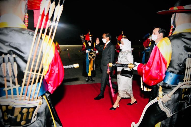 Presiden Joko Widodo dan Ibu Iriana Jokowi beserta rombongan telah tiba di Seoul, Korea Selatan, Rabu (27/7/2022) malam untuk melanjutkan kunjungan kerja di tiga negara Asia Timur.