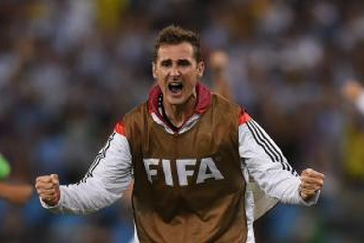 Ekspresi penyerang Jerman, Miroslav Klose, setelah rekannya, Mario Goetze, membobol gawang Argentina, pada laga final Piala Dunia, di Estadio do Maracana, Rio De Janeiro, Minggu (13/7/2014).